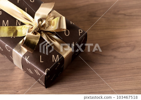 禮物・別緻的包裝紙和金絲帶 禮物・別緻的包裝紙和金絲帶 103467518