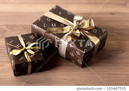 禮物・別緻的包裝紙和金絲帶 103467535