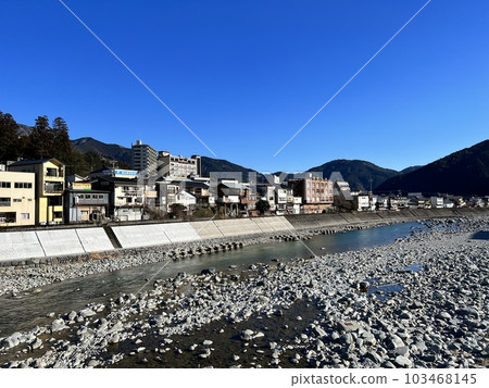 飛騨川與下呂溫泉的街景 103468145