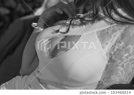 女性巨乳,單色 女性巨乳,單色 103468814