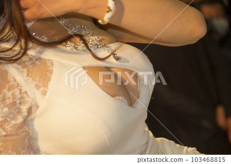 穿著裙子的女人的大乳溝 穿著裙子的女人的大乳溝 103468815