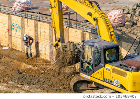 Hydraulic excavator height difference excavation parent pile horizontal sheet pile construction method level 103469402