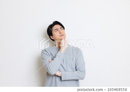 一個擔心的姿勢的人 103469558