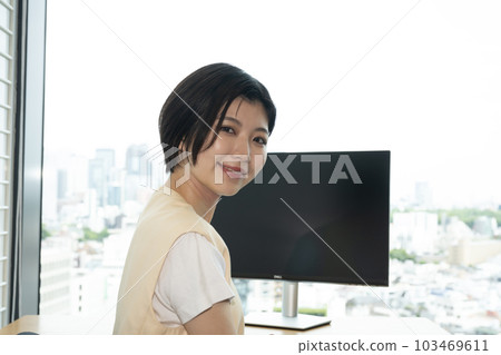 女性辦公桌工作 女性辦公桌工作 103469611