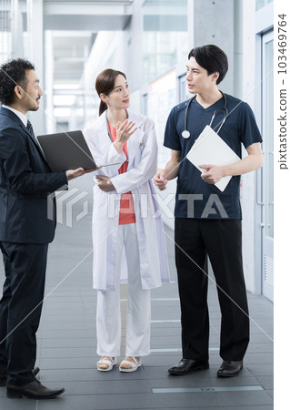 Conversation between MRs (salespeople) and doctors who come to the hospital vertical 103469764