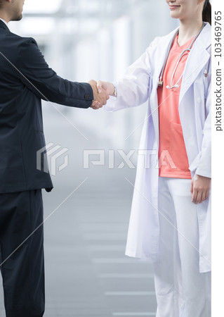 Doctor's handshake with MR (salesperson) coming to the hospital Conclusion of contract No face Doctor's handshake with MR (salesperson) coming to the hospital Conclusion of contract No face 103469765