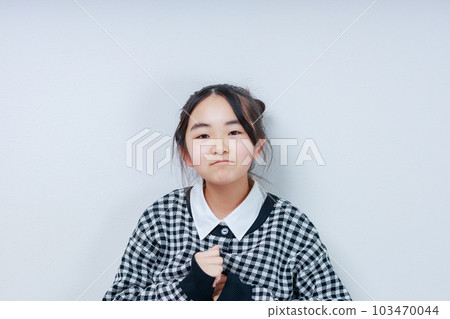 女孩用詛咒的嘴看著相機 女孩用詛咒的嘴看著相機 103470044