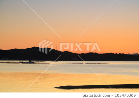 Oyster fishing in the Seto Inland Sea that turns orange in the morning glow 103470309