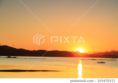 Sunrise in the Seto Inland Sea in autumn Small fishing boats and oyster fishing boats 103470311