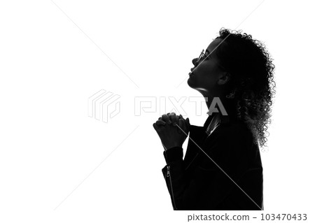 一名外國婦女祈禱的輪廓剪影 一名外國婦女祈禱的輪廓剪影 103470433