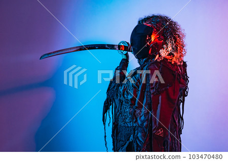 Portrait of a foreign woman who draws a sword 103470480