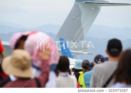 航空自衛隊美穗空軍基地航空節集結人員和飛機(C2運輸機/T4教練機) 航空自衛隊美穗空軍基地航空節集結人員和飛機(C2運輸機/T4教練機) 103471087