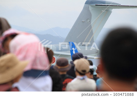 航空自衛隊美穗空軍基地航空節集結人員和飛機(C2運輸機/T4教練機) 航空自衛隊美穗空軍基地航空節集結人員和飛機(C2運輸機/T4教練機) 103471088