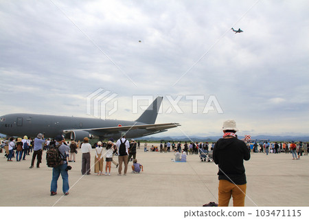 People and aircraft gathered at the air festival at Miho Air Base of the Air Self-Defense Force (aerial refueling/transport plane Boeing KC-767/C2 transport plane) People and aircraft gathered at the air festival at Miho Air Base of the Air Self-Defense Force (aerial refueling/transport plane Boeing KC-767/C2 transport plane) 103471115