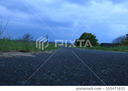 從路上看到的多雲的傍晚天空 103471635