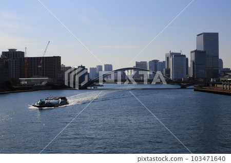 行駛在隅田川上的觀光船和灣區的風景 103471640