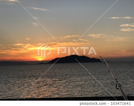 在日落反射的釣魚竿 在日落反射的釣魚竿 103471641