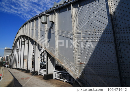 Kachidoki Bridge, an arch bridge made of heavy iron 103471642