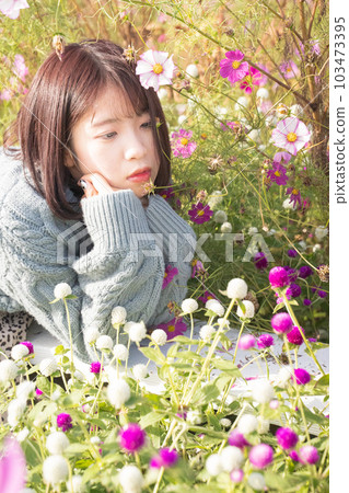 在宇宙場中擺姿勢的女人 103473395