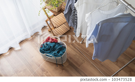 雨季在室內晾曬衣物 圖片 雨季在室內晾曬衣物 圖片 103473528
