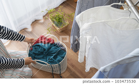 雨季在室內晾曬衣物 圖片 雨季在室內晾曬衣物 圖片 103473530
