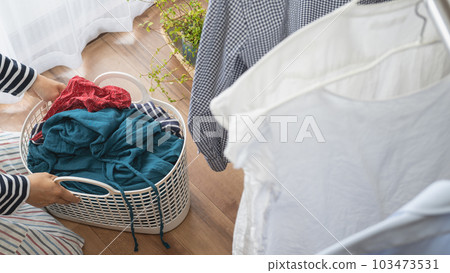 雨季在室內晾曬衣物 圖片 103473531