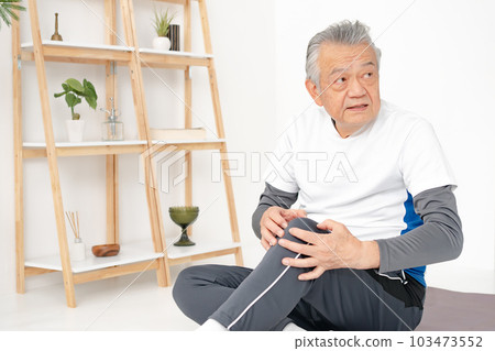 Senior male knee arthritis 103473552