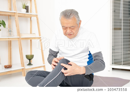 Senior male knee arthritis 103473558