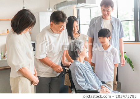 一家人來看望坐在輪椅上的祖母 一家人來看望坐在輪椅上的祖母 103473795