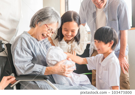 面對嬰兒、兒童和家庭的輪椅上的老年婦女 面對嬰兒、兒童和家庭的輪椅上的老年婦女 103473800