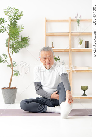 Stretch muscle pain senior Stretch muscle pain senior 103474009