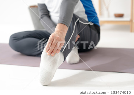 Stretch muscle pain senior feet 103474010