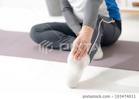 伸展肌肉疼痛高級腳 103474011