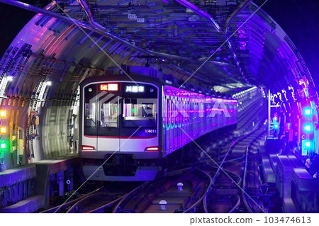 東急 5050 系列 4000 系列新橫濱站穿過隧道閃耀藍色 東急 5050 系列 4000 系列新橫濱站穿過隧道閃耀藍色 103474613