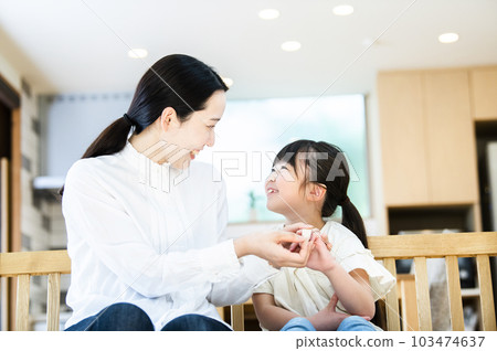 媽媽給女兒貼創可貼 103474637