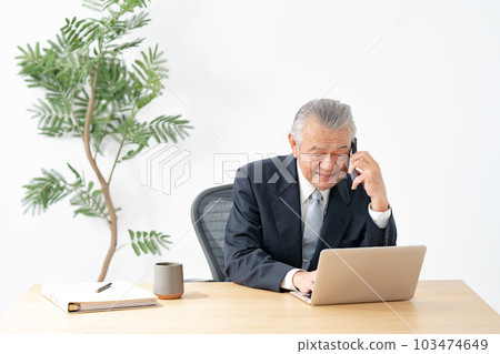 企業資深男性智能手機電話 103474649