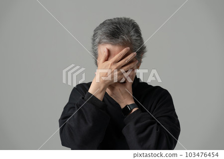 擔心的高級婦女 103476454