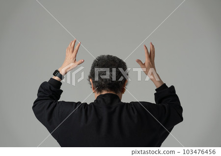 擔心的高級女人後視圖 擔心的高級女人後視圖 103476456