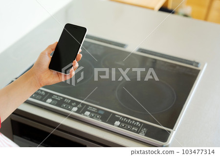 IH 爐和智能手機的照片 IH 爐和智能手機的照片 103477314