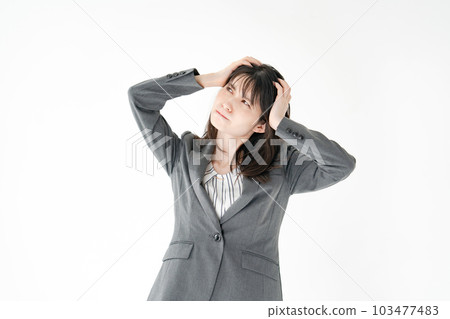 抱著頭的女商人 103477483