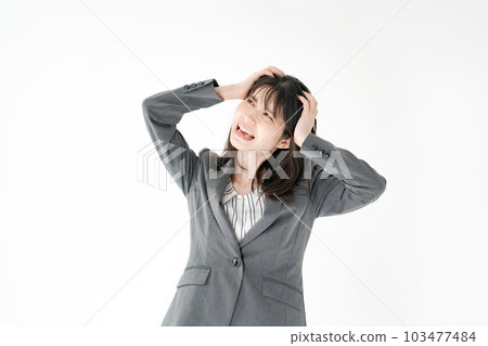 抱著頭的女商人 103477484