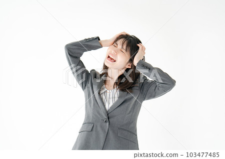 抱著頭的女商人 103477485