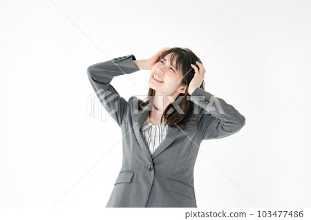抱著頭的女商人 103477486