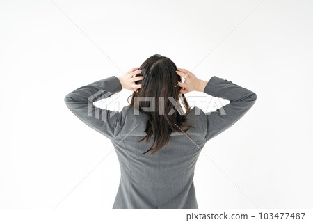 女商人抱著她的頭 後視圖 103477487