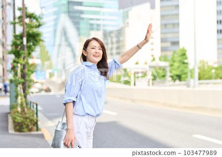 坐出租車的女人 103477989
