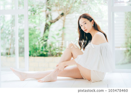 做腿部皮膚護理和按摩的年輕女性 103478460