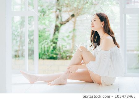 做腿部皮膚護理和按摩的年輕女性 103478463