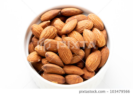 almond. Nuts that are rich in vitamin E and dietary fiber and are said to be good for beauty and health. (White background) almond. Nuts that are rich in vitamin E and dietary fiber and are said to be good for beauty and health. (White background) 103479566
