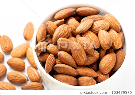 杏仁富含維生素E和膳食纖維的堅果，據說對美容和健康有益。 （白色背景） 103479570