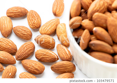 杏仁從碗裡溢出（堅果含有大量維生素E和膳食纖維，據說對美容和健康有益）。 103479571